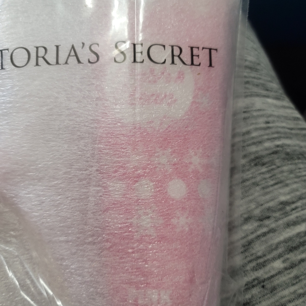 3/$25 .LAST 1Victoria secret pink holiday edition fresh and clean frosted lotion - Picture 2 of 2